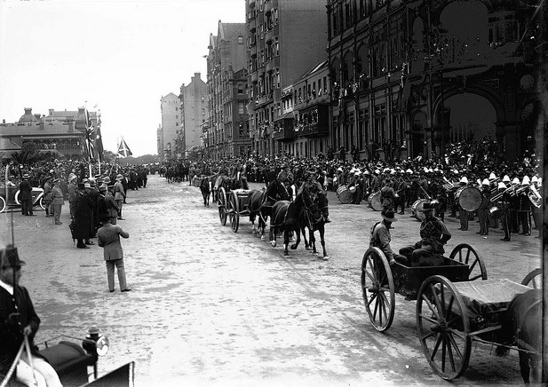 Australian troops pass Royal Botanic Gardens